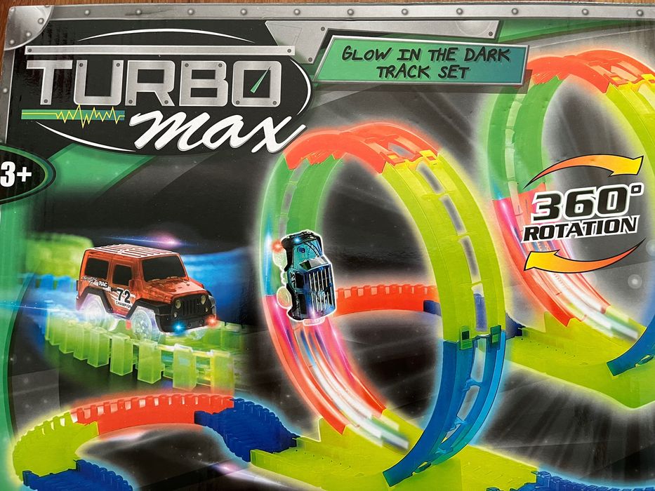 Светеща писта с две колички