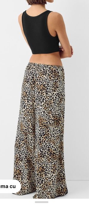 Сатенен леопардов панталон Bershka