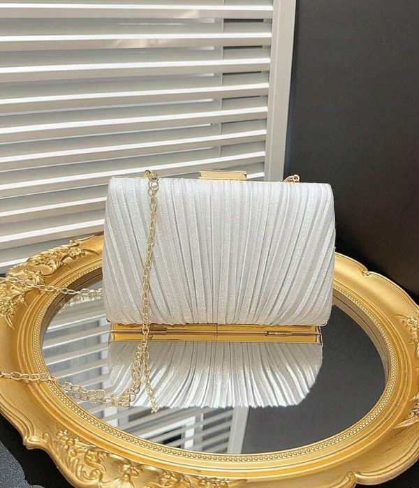 Чисто нова сребриста чанта клъч