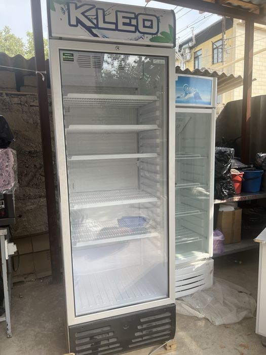 Срочно продам витринный холодильник