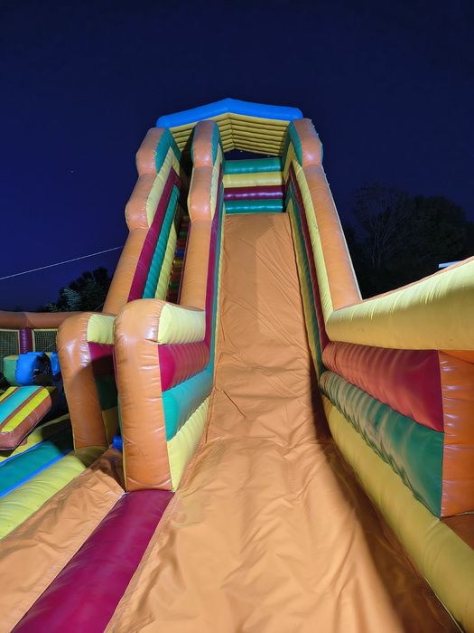 Надуваемо съоръжение- батут пързалка