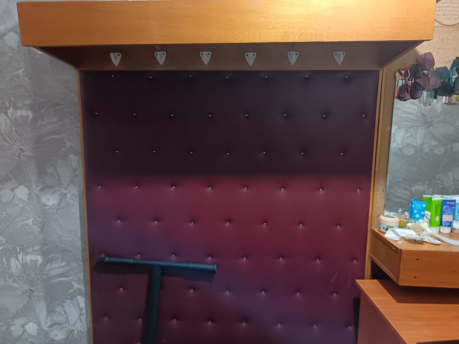 Продам прихожую (прикрепляется на стену)