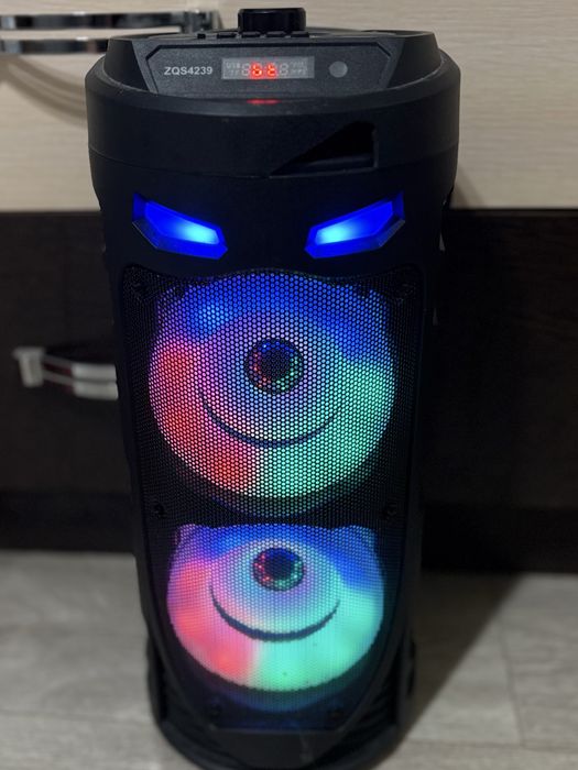 Продаю мощную Bluetooth колонку + комплект