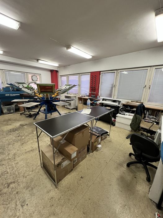 Напълно оборудвана печатница за ситопечат