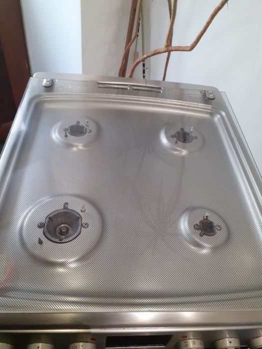 Vând aragaz Hansa cu cuptor electric.