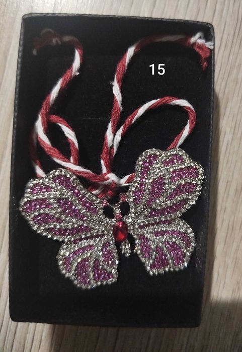 Мартеница с брошка