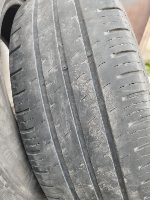 Vând 2 cauciucuri Hankook 215/65R16 vara