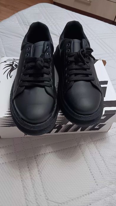 Дамски обувки с цяла подметка