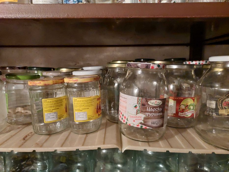 Стъклени буркани и бутилки