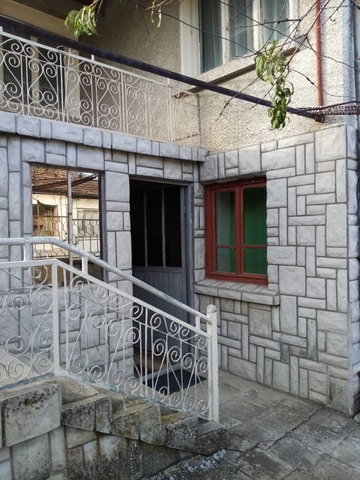 Двуетажна къща с двор