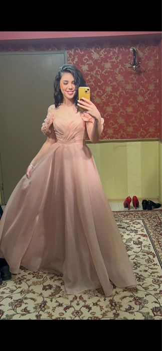 Красива официална рокля-перфектна за повод