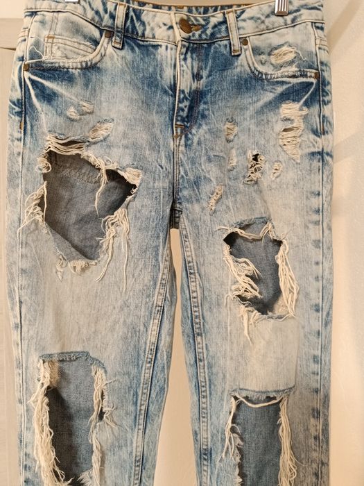 Blugi rupți, deschiși la culoare, material bun