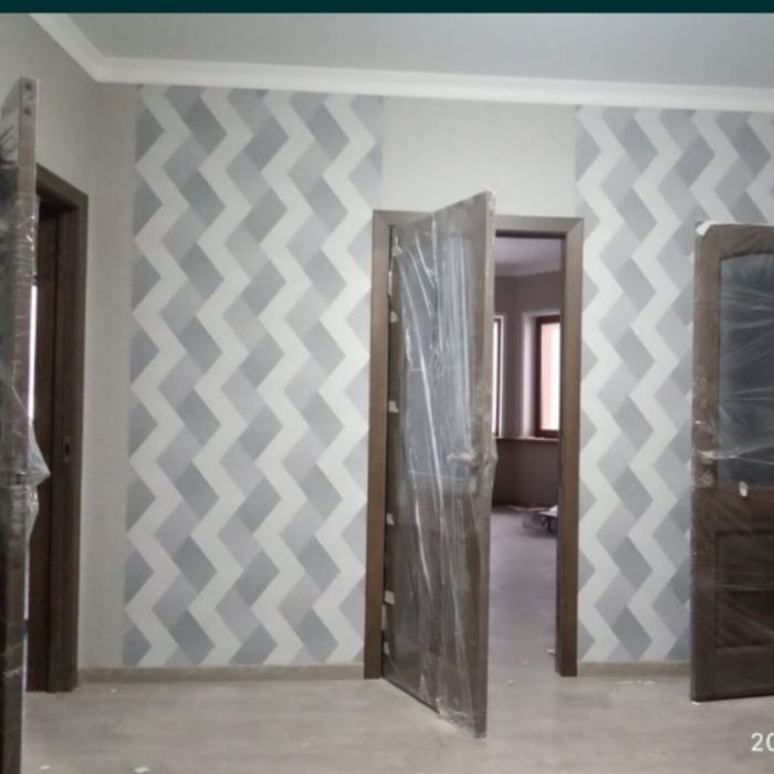 поклейка обоев .