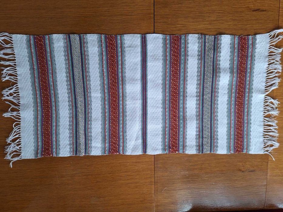 Stergar tradițional, o țesătură manuală cu motive populare românești