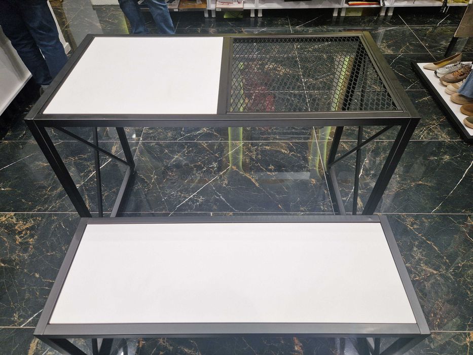 Mobilier metalic pentru magazin – design modern, stare foarte bună