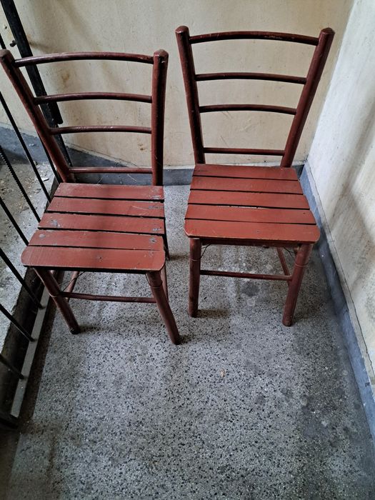 Стари дървени столове