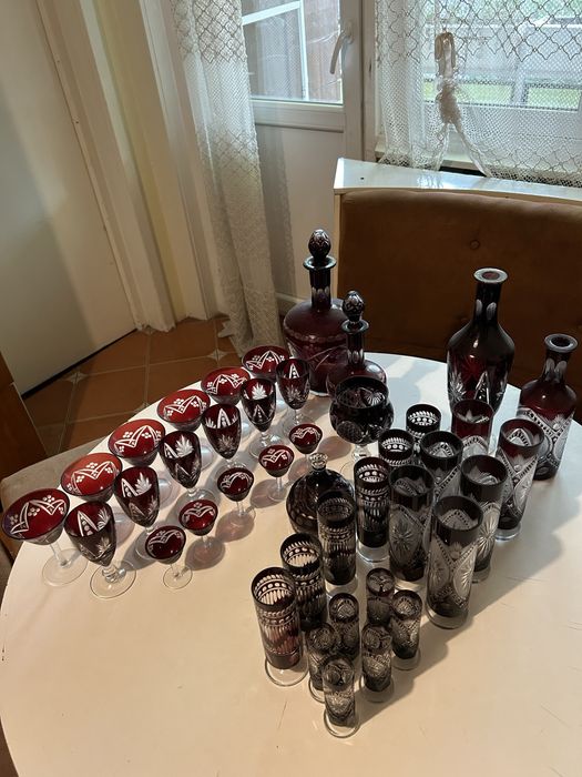 Serviciu din cristal roșu rubin gravat