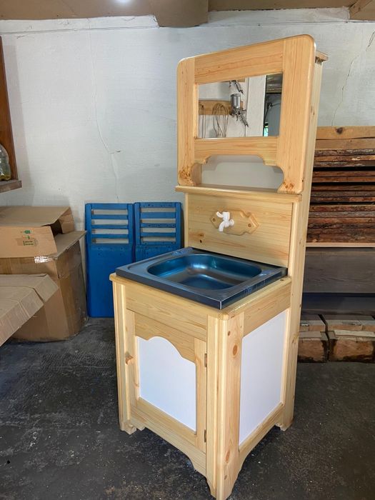 Продам деревянный лакированный умывальник. Ручная работа.