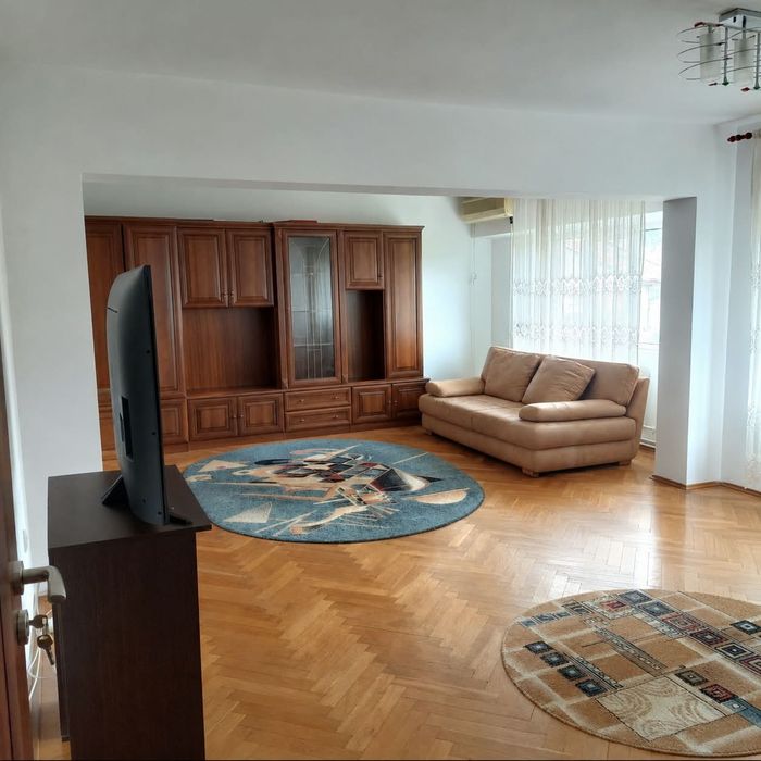 Apartament 4 camere -  semidecomandat  recompartimentat Zona Frumoasa