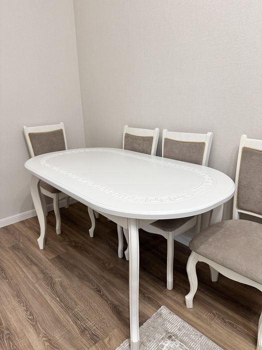 Продаётся раздвижной стол с комплектом стульев