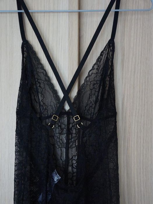 Нова нощница с гол гръб Guess