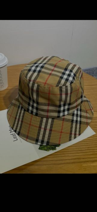Pălărie Burberry, model 2026