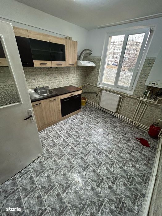 De vanzare apartament cu 3 camere cu balcon, in zona Cresei 65.000euro