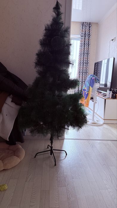 Продам елку 170-180 см и гирлянды в подарок