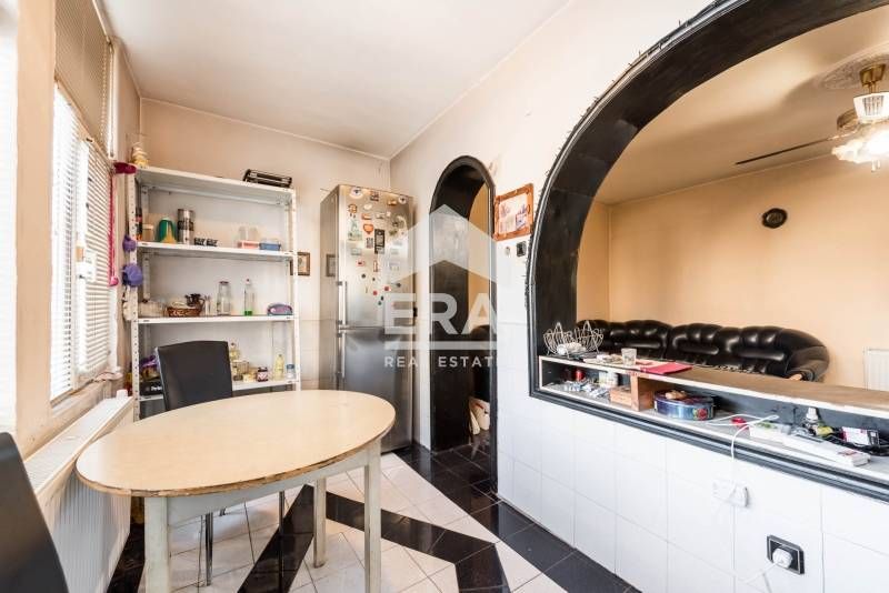 Тристаен, ексклузивен, обзаведен апартамент за продажба, с гараж и маз