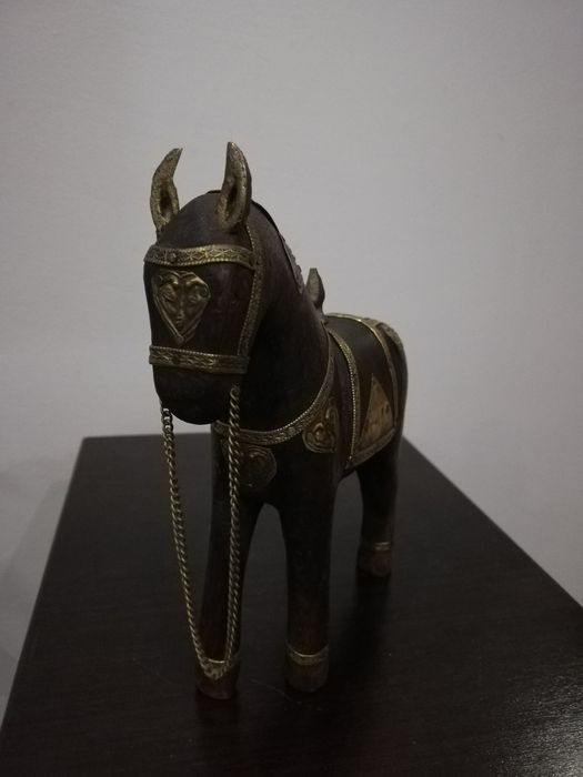 Дървена статуетка на кон с месингови орнаменти. Чудесен подарък.