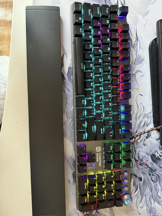 Продавам гейминг клавиатура canyon