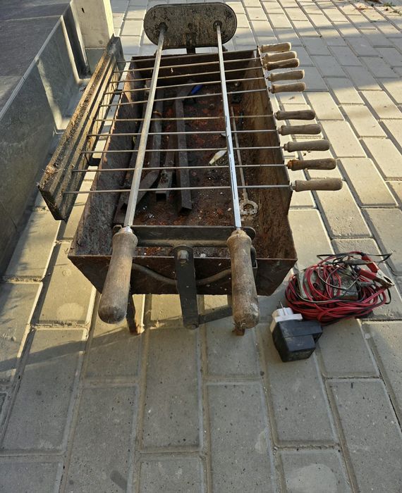Grătar pe cărbuni cu frigărui acționate electric