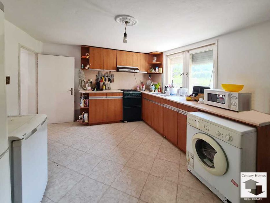 190026 Просторна триетажна къща с голям двор в село Караманово