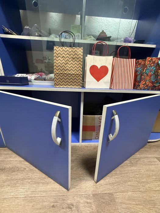 Продам витрины.