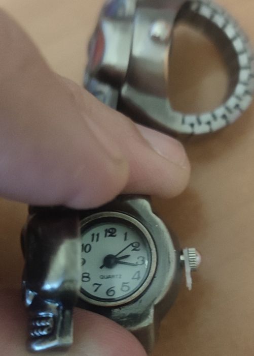 Часы кольцо череп