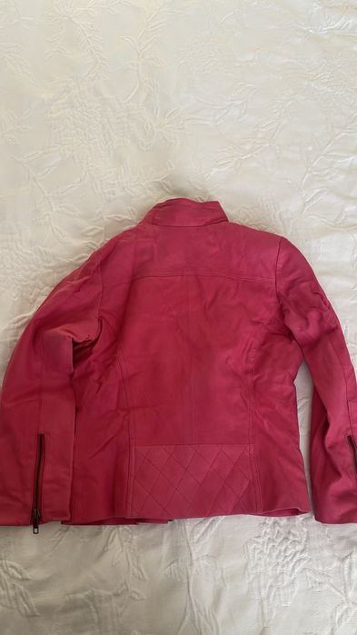 продам кожанную куртку девочке 4-5лет