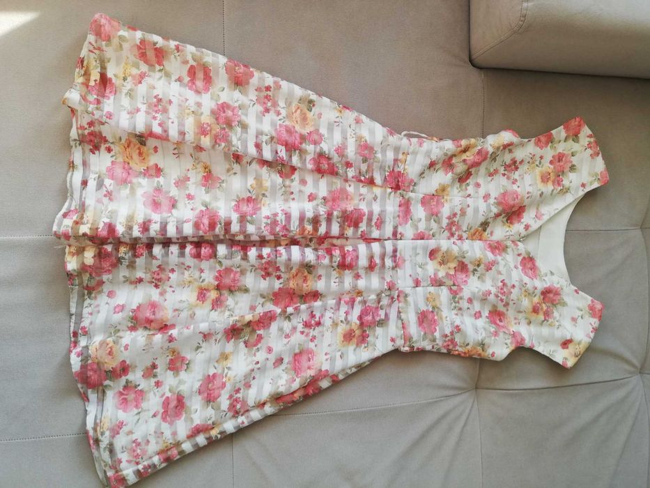 Красива дамска рокля на цветя