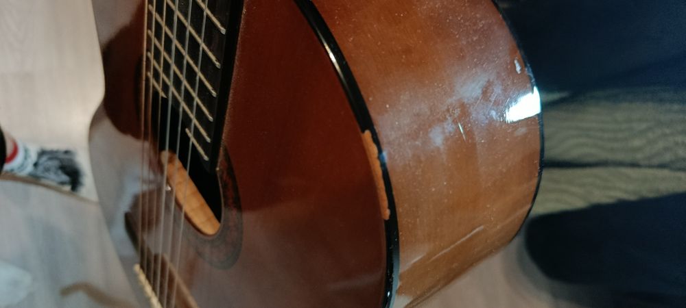 Продам гитару Yamaha c40.