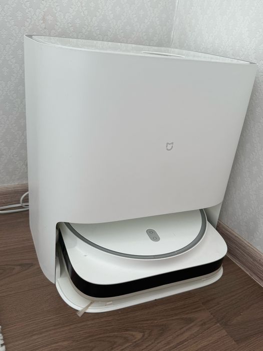 Робот-пылесос (с базой самоочистки) б/у