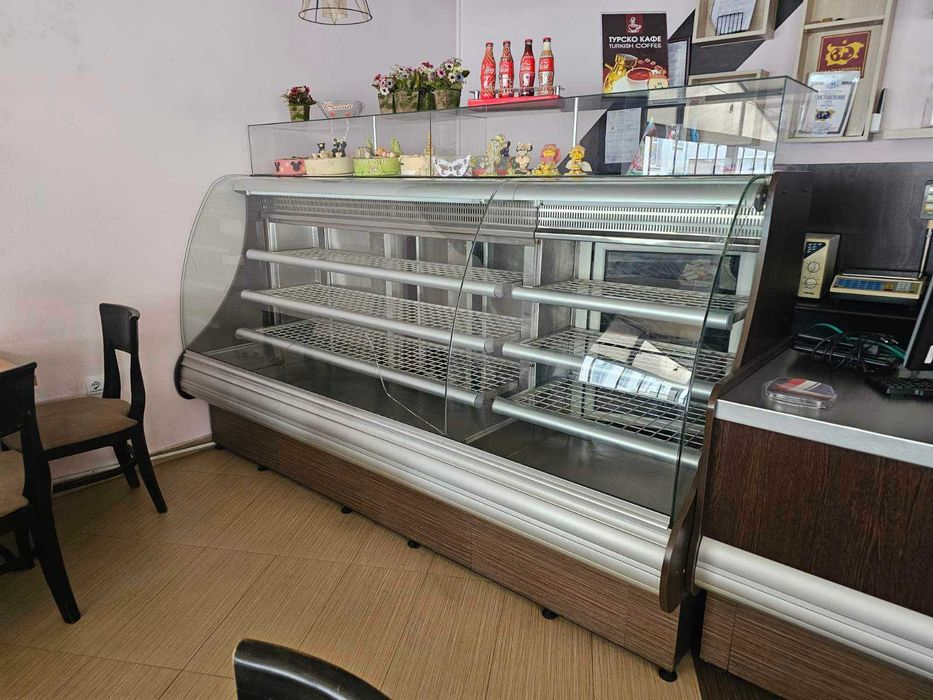 Сладкарско обзавеждане - хладилна и неутрална витрина , щанд маса