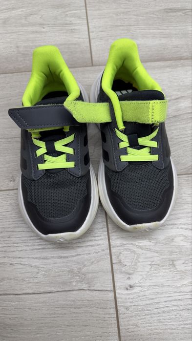 Продам кроссовки adidas