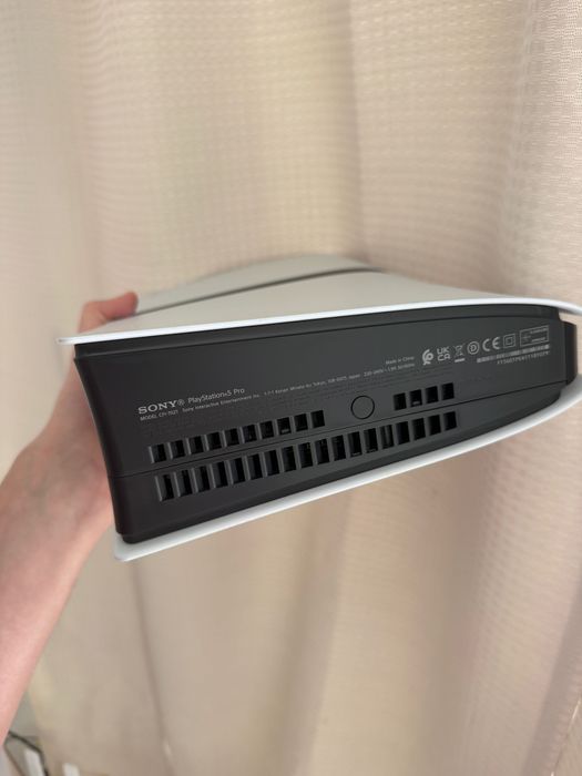 PlayStation 5 Pro 2TB + 2 контролера DualSense + зарядна станция.