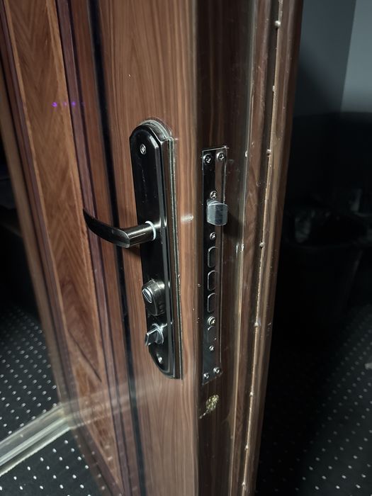 Продам входную дверь