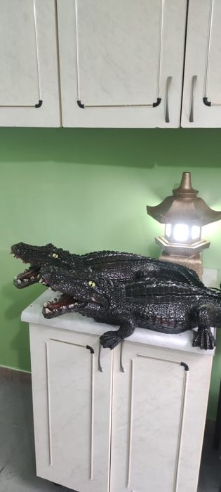 Скульптура крокодила.