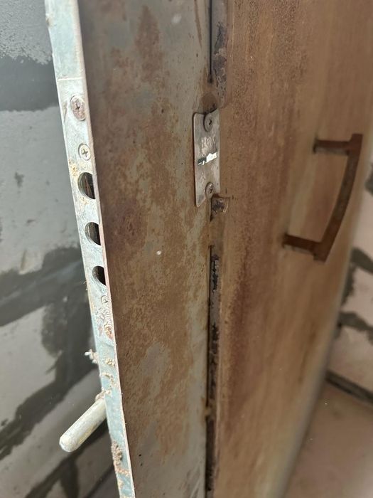 Продам железную дверь