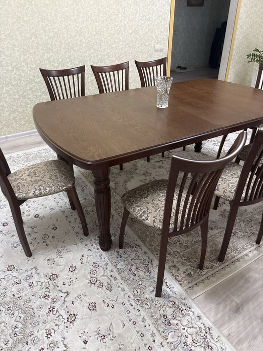 Продам овальный стол со стульями