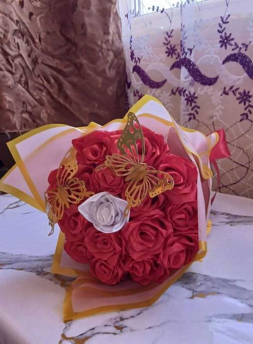 Tradafiri satin lucati petala cu petala