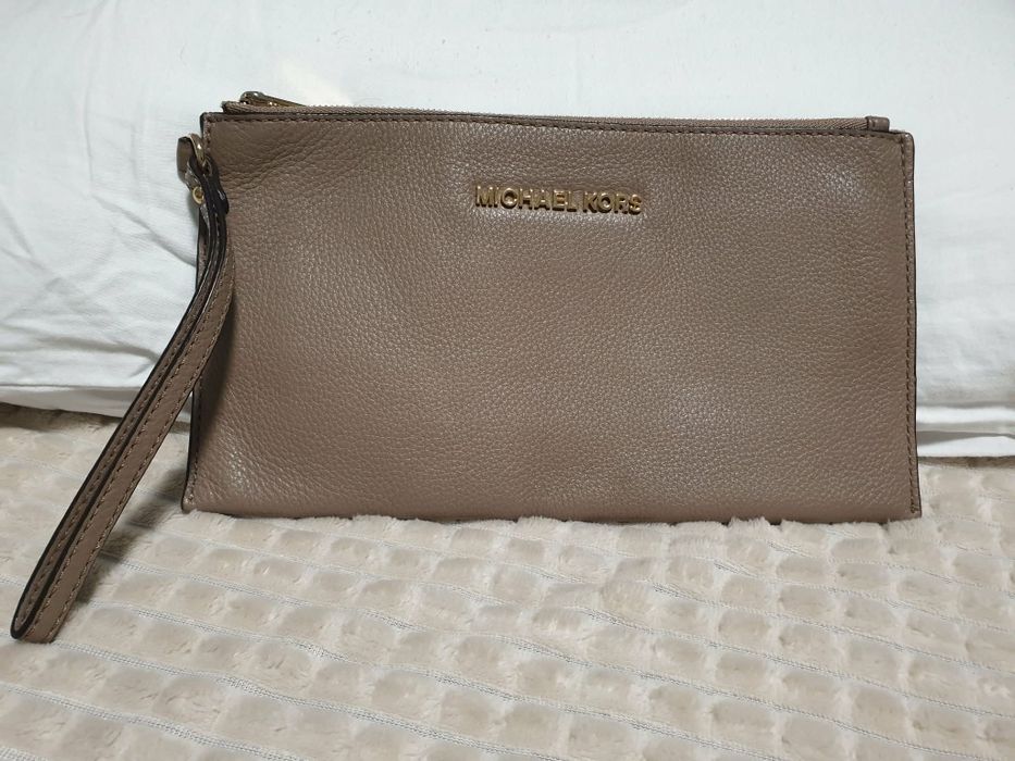 Дамски оригинален  клъч / портмоне с дръжка за китка (wristlet) на  Michael Kors от естествена кожа