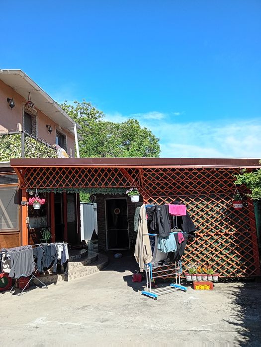 Vând complet mobilat