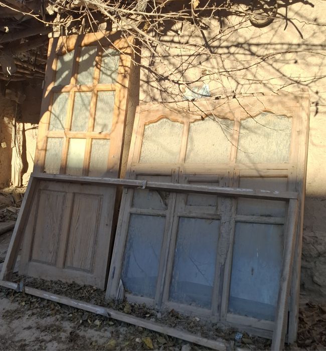 Есик айна сатылады .стеклолары бар топсасы.Келисимли